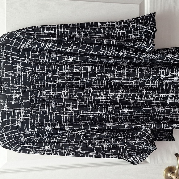 l Black and White Patterned Women's Top. Size 3X.  EUC - Picture 3 of 4